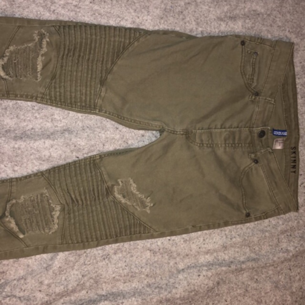 Divided ripped jeans